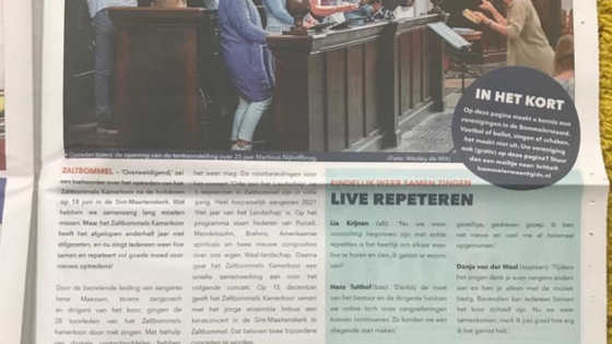 De speciale pagina over het Zaltbommels Kamerkoor onder leiding van Irene Maessen in de lokale krant. De koorleden vertellen over hun positieve ervaringen in de overgang van online naar live repeteren.